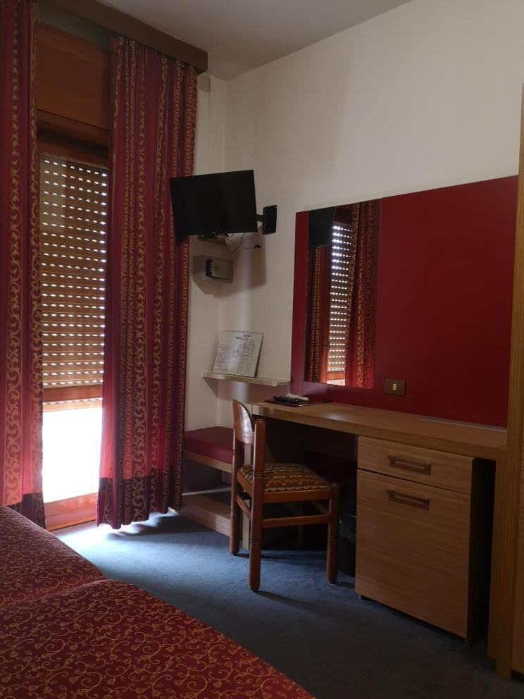 Hotel Alpi Malcesine Ruang foto