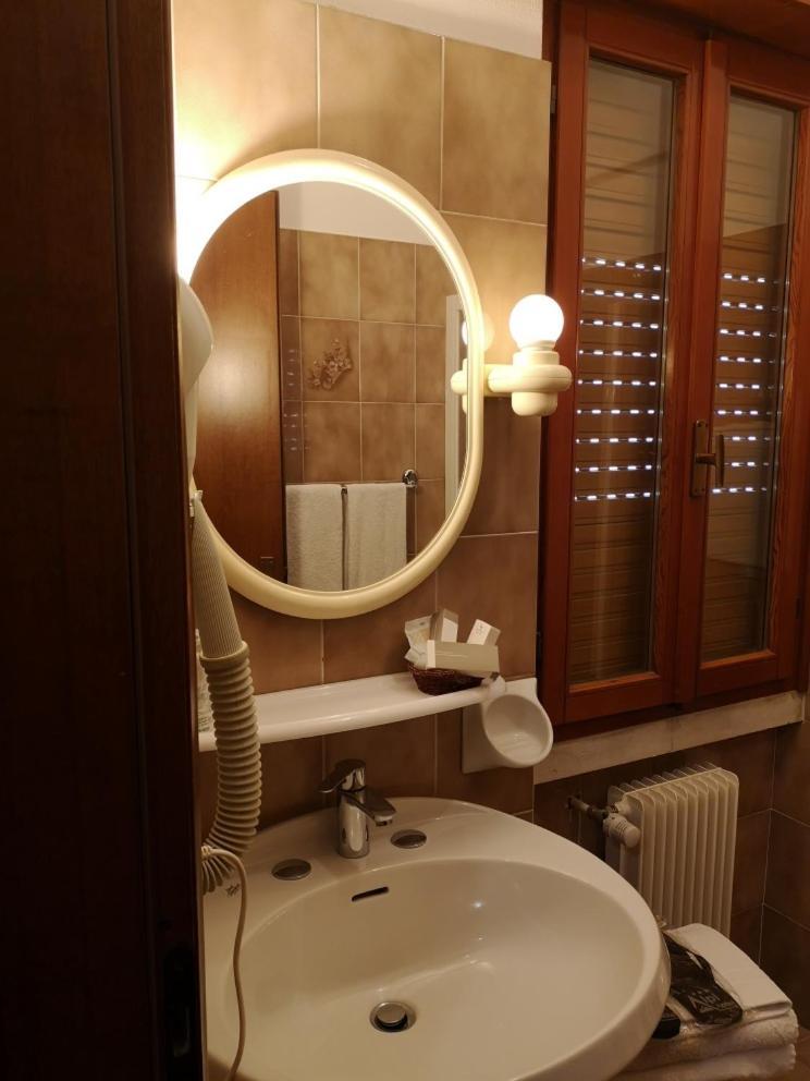Hotel Alpi Malcesine Ruang foto
